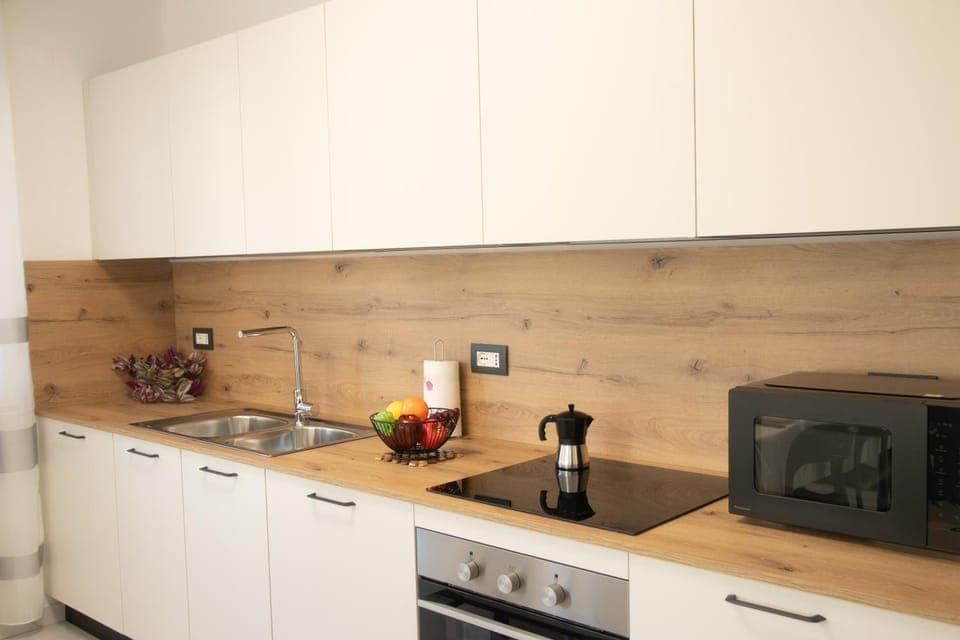 Coffee/tea facilities, Kitchen or kitchenette, oven, stove