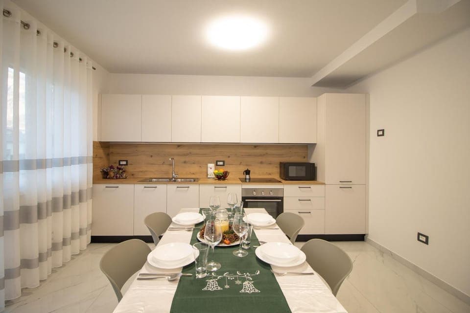 Kitchen or kitchenette, Dining area, oven, stove