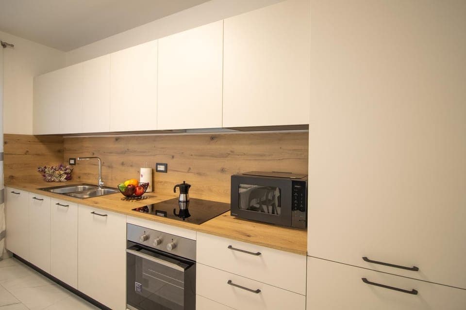 Coffee/tea facilities, Kitchen or kitchenette, dishwasher, oven, stove