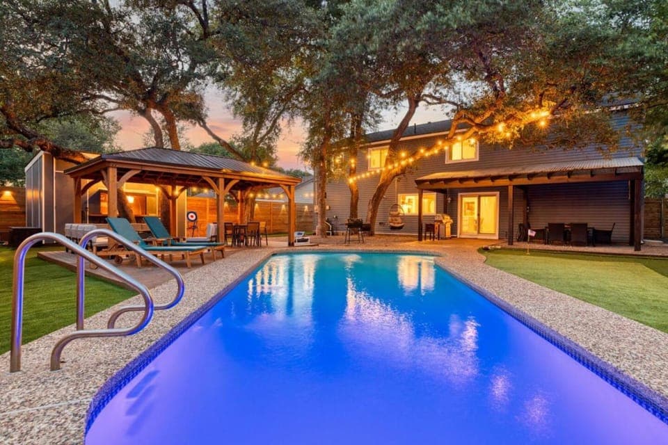 Property building, Patio, Day, Minigolf, Pool view, Swimming pool, minibar, sunbed