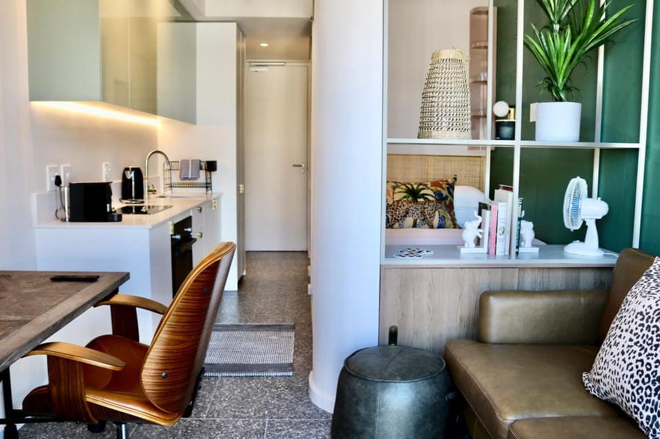 Coffee/tea facilities, Kitchen or kitchenette, Living room, Seating area, oven, toaster