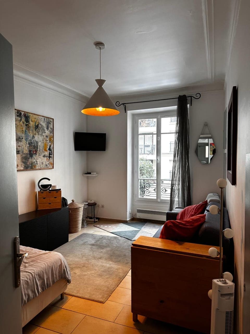 Bed, TV and multimedia, Living room, Seating area, Bedroom