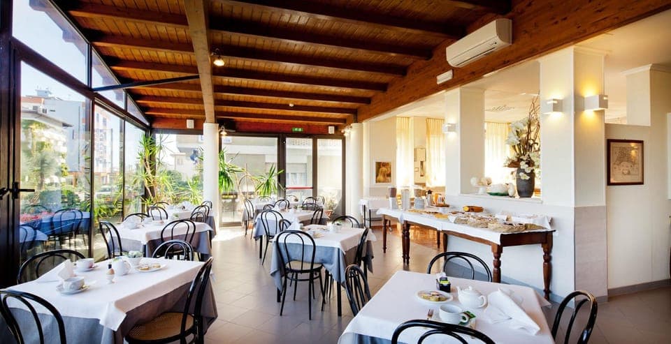 Restaurant/places to eat, Continental breakfast, Buffet breakfast