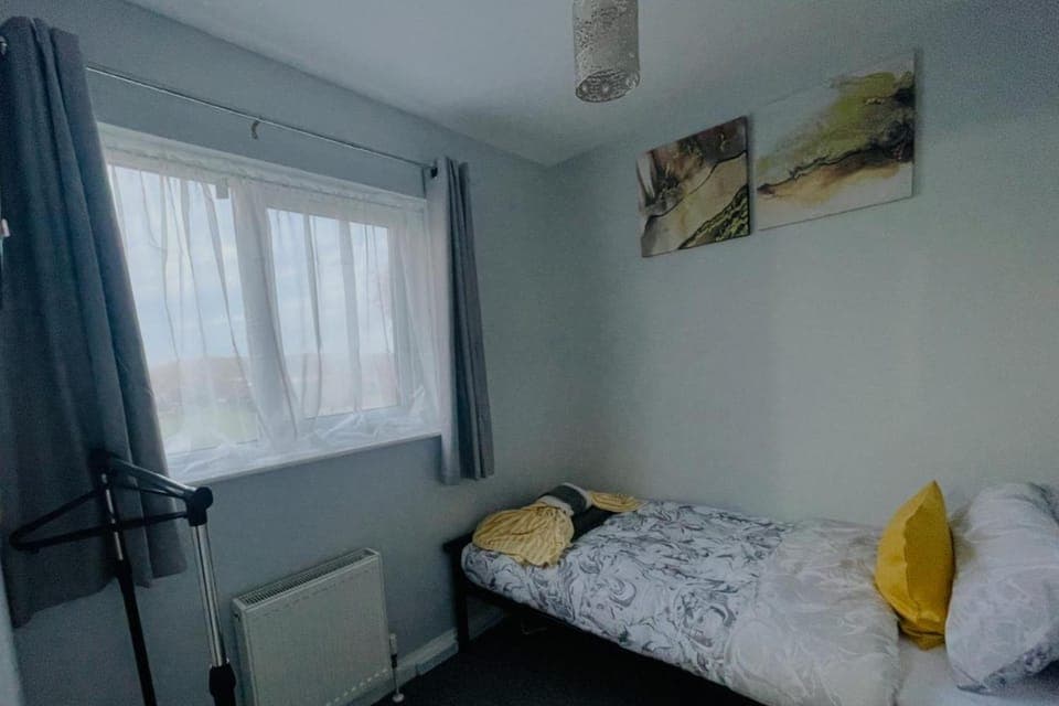 Bed, View (from property/room), Photo of the whole room, Decorative detail, Bedroom, furniture, heating