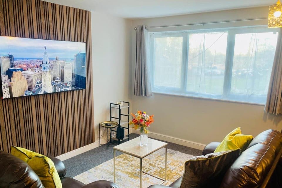 Communal lounge/ TV room, TV and multimedia, Living room, Seating area, Evening entertainment