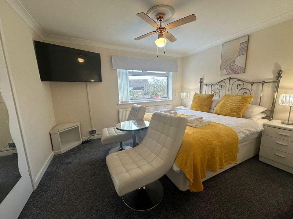 Communal lounge/ TV room, Bed, TV and multimedia, Photo of the whole room, Bedroom, hair dresser