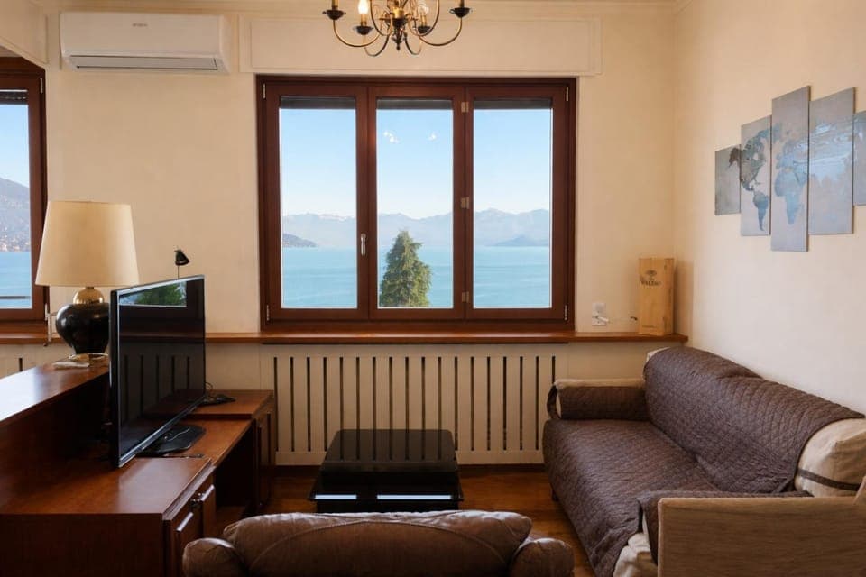 TV and multimedia, Living room, Seating area, air conditioner