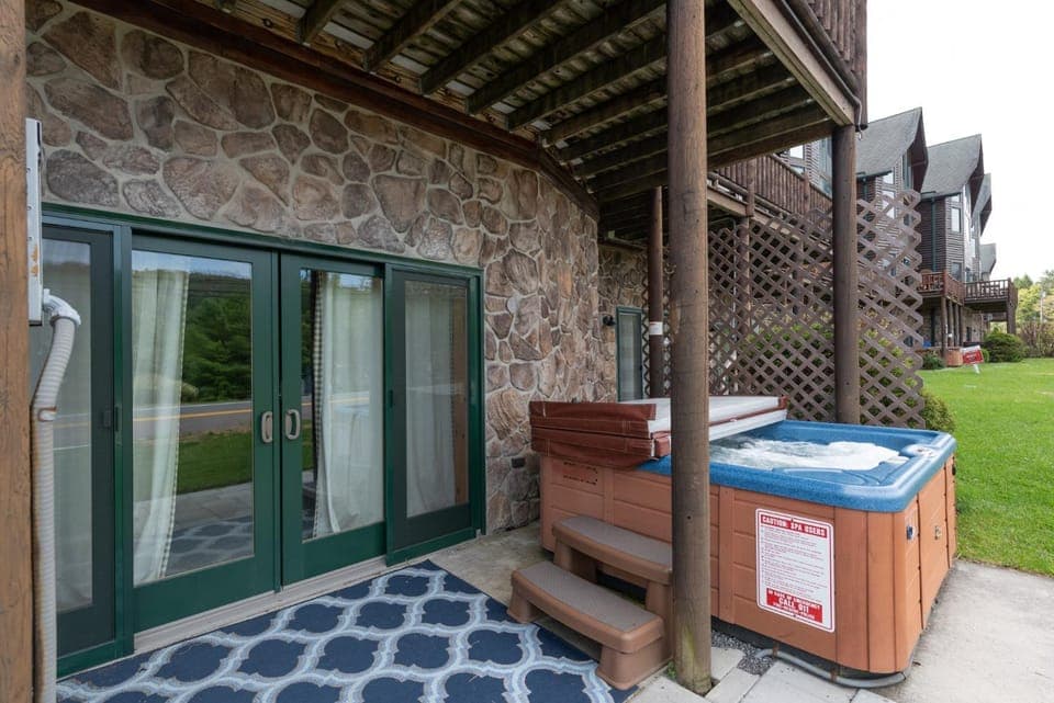 Cedar Shores Villa #19 Bed and Breakfast in McHenry