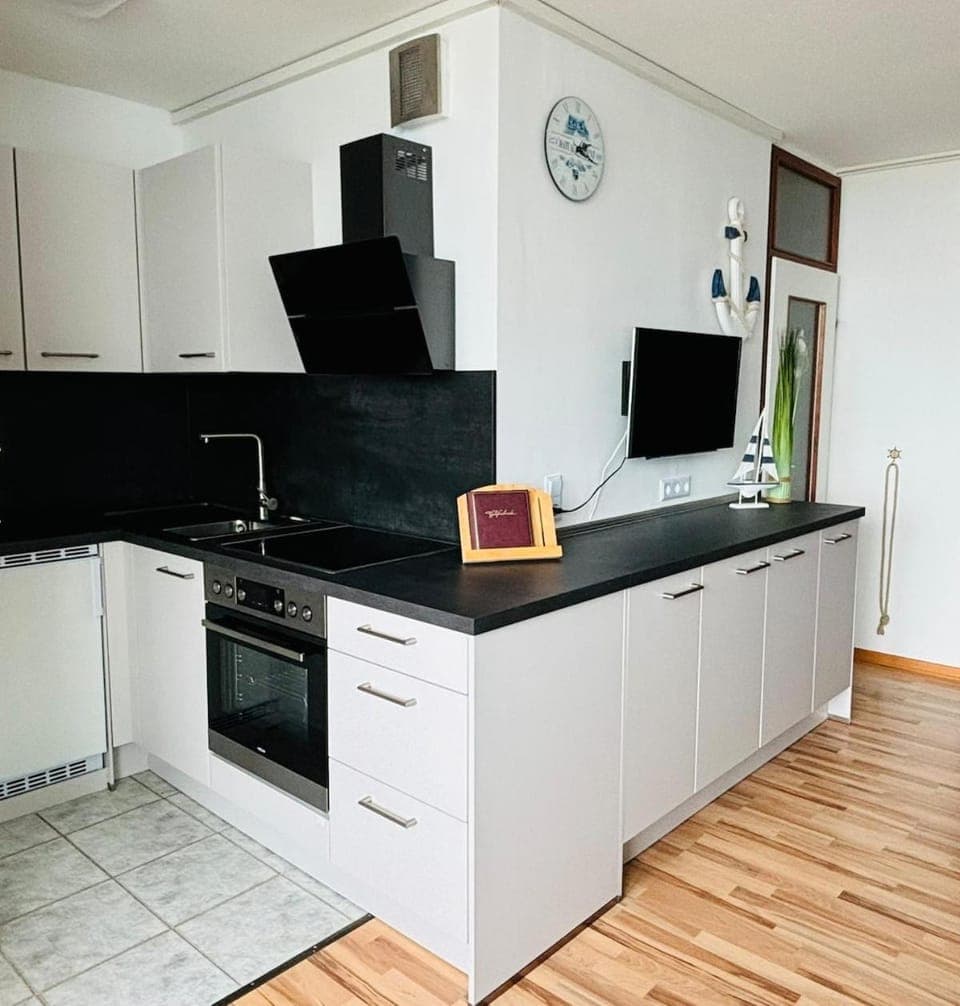 Kitchen or kitchenette, oven