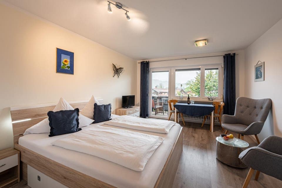 Bed, Living room, Photo of the whole room, Seating area, Bedroom