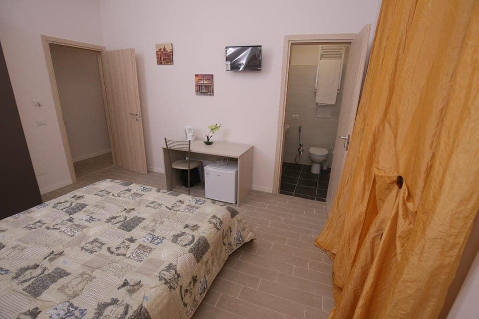 Photo of the whole room, Garden view