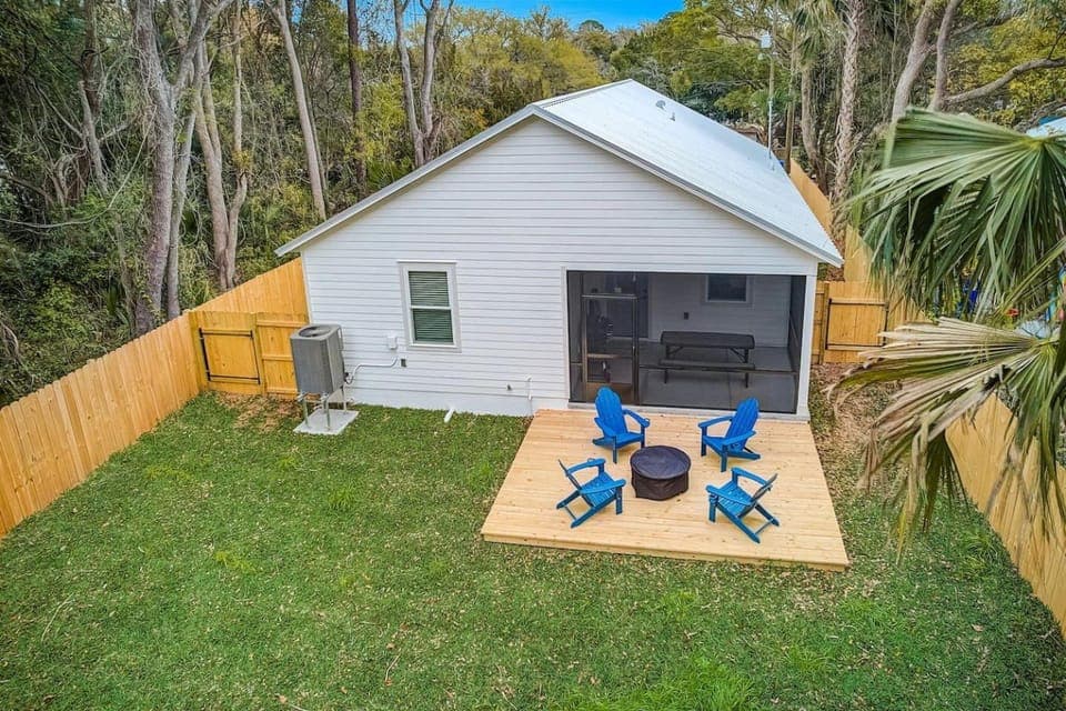 1mi to Downtown! 3BR6BedsScreenroom,Deck,Firepit House in Saint Augustine