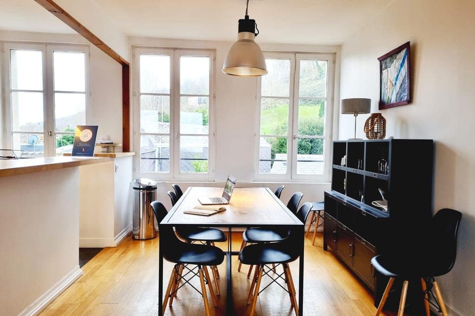 Kitchen or kitchenette, Seating area, Dining area