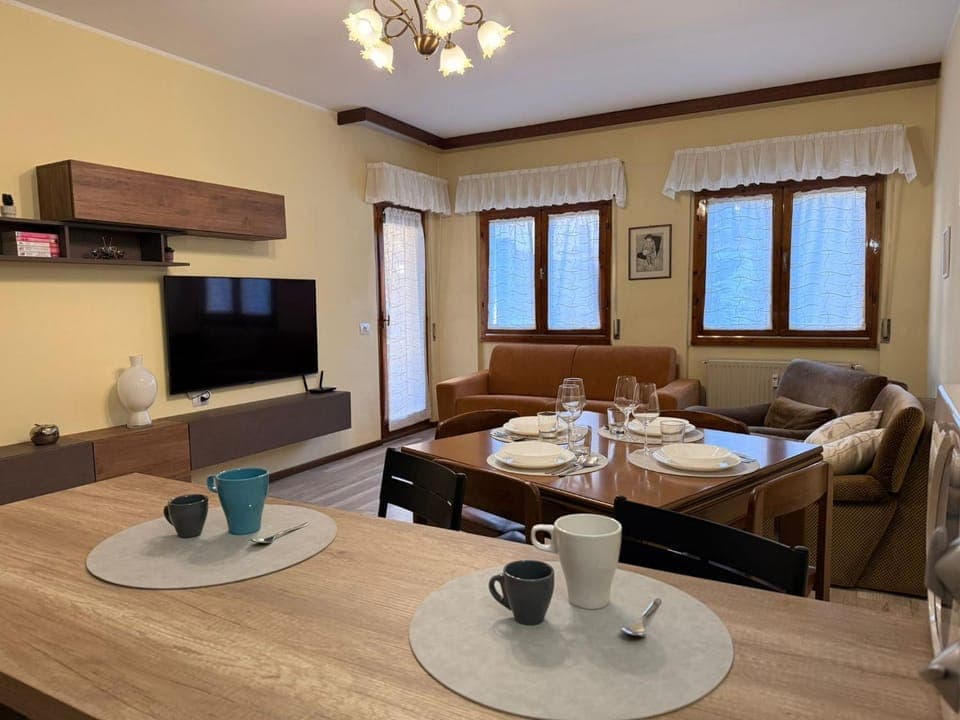 Communal lounge/ TV room, TV and multimedia, Coffee/tea facilities, Living room, Seating area, Dining area, Evening entertainment