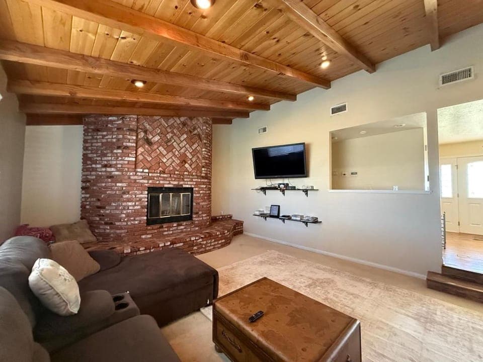 Communal lounge/ TV room, TV and multimedia, Living room, Seating area, Evening entertainment