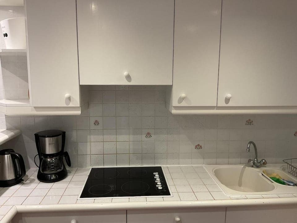 Coffee/tea facilities, Kitchen or kitchenette, stove, toaster