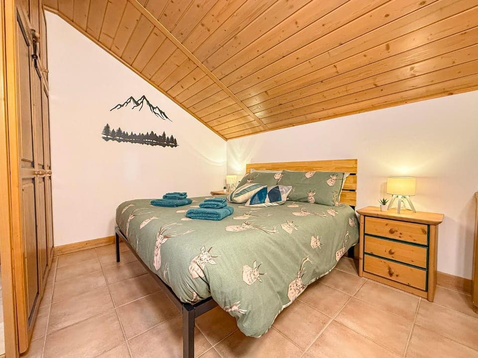 Bed, Photo of the whole room, Bedroom, towels, wardrobe