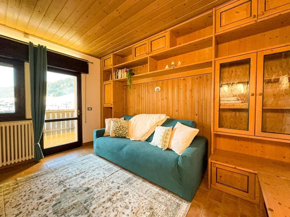 Photo of the whole room, Seating area, internet