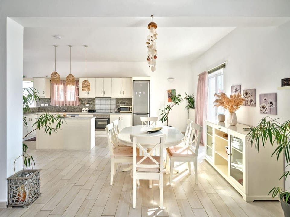 Kitchen or kitchenette, Dining area, oven