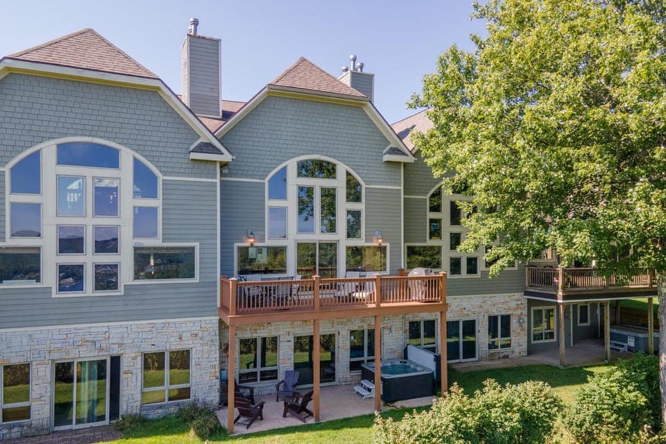 Villa Lago House in McHenry