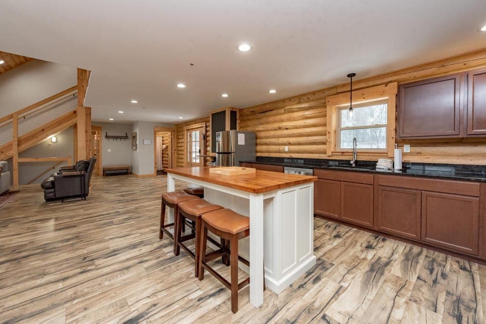 Timber Run Lodge House in McHenry