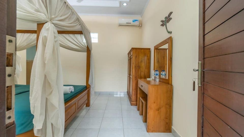 Bed, Bathroom, Photo of the whole room, Bedroom, fireplace, towels, wardrobe, air conditioner