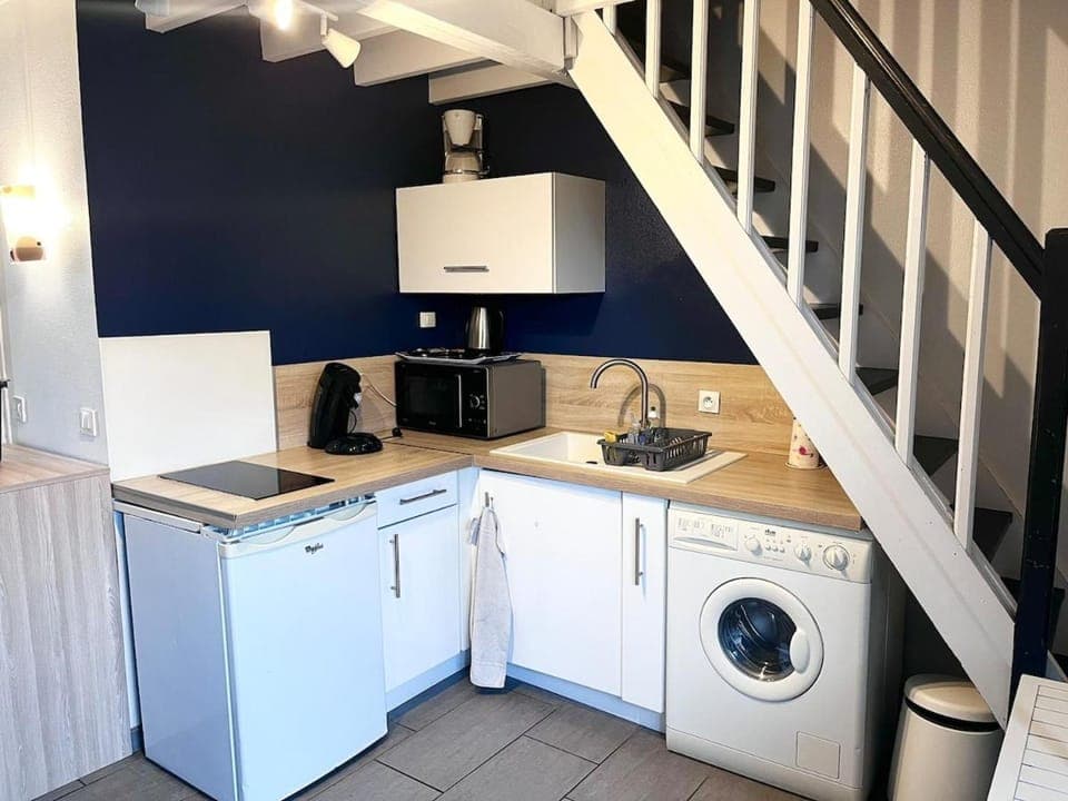 Coffee/tea facilities, Kitchen or kitchenette, microwave, stove, toaster, washing machine