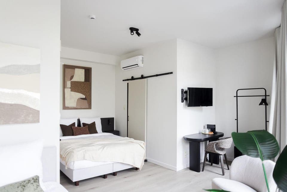 Bedroom, air conditioner
