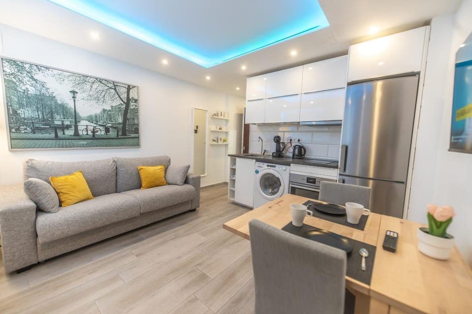 TV and multimedia, Kitchen or kitchenette, Living room, Dining area, oven, stove