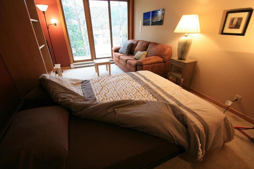 Mountain Adventure Basecamp + Hot Tubs Bed and Breakfast in Fraser