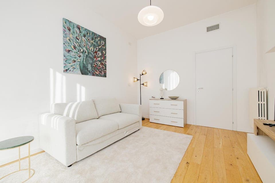 Bed, TV and multimedia, Living room, Photo of the whole room, Seating area, Bedroom, air conditioner