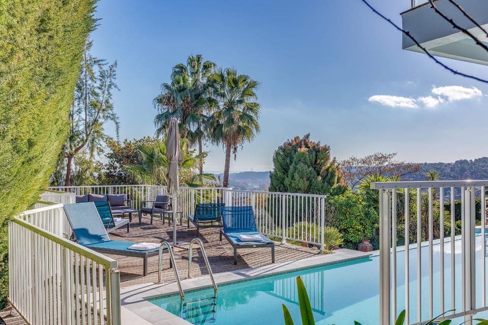 Swimming pool, sunbed