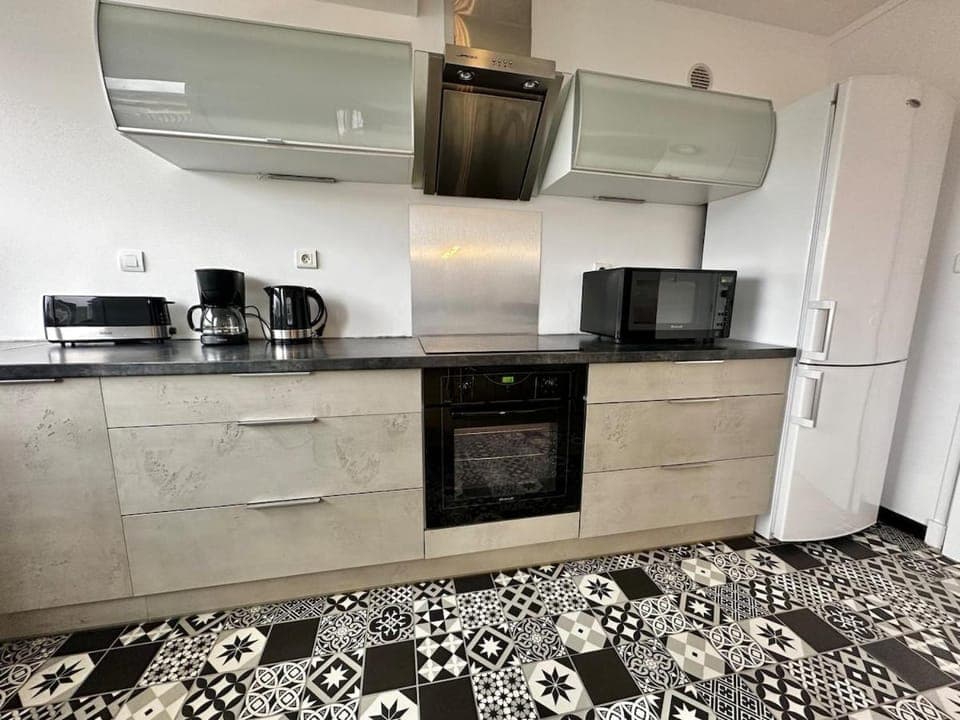 Coffee/tea facilities, Kitchen or kitchenette, microwave, oven, stove, toaster