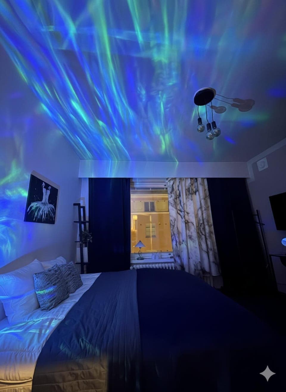 Bed, TV and multimedia, Photo of the whole room, Bedroom