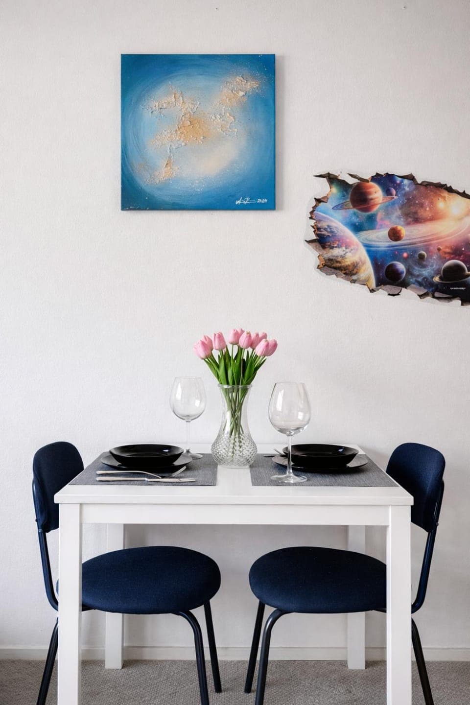 Decorative detail, Seating area, Dining area