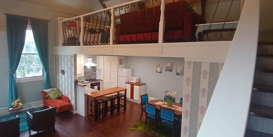 Kitchen or kitchenette, Living room, Seating area, Dining area