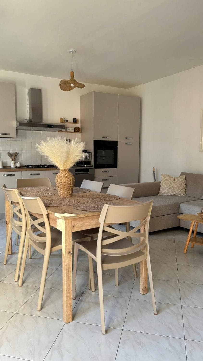 Living room, Dining area, oven