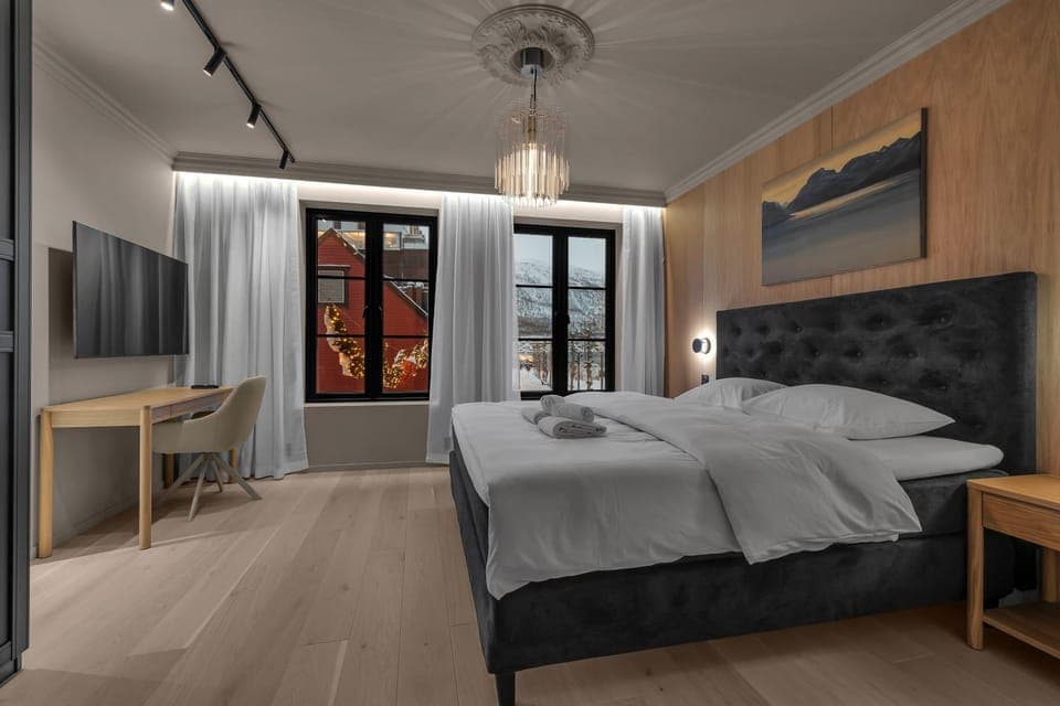 Bed, TV and multimedia, Photo of the whole room, Bedroom