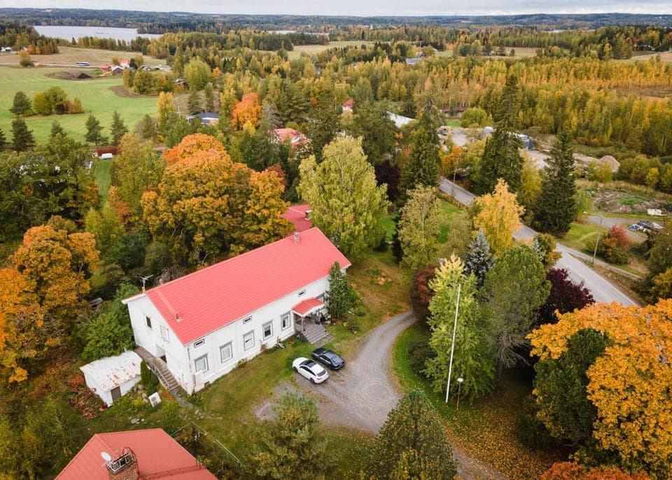 Property building, Day, Neighbourhood, Natural landscape, Location, Parking