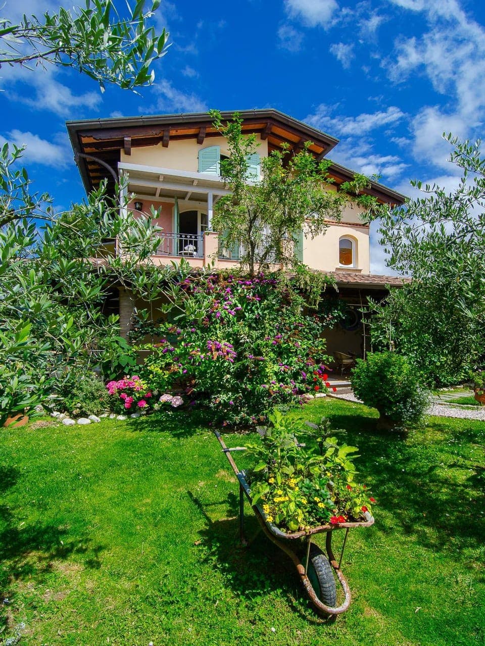 Property building, Spring, Day, Natural landscape, Garden, Garden view