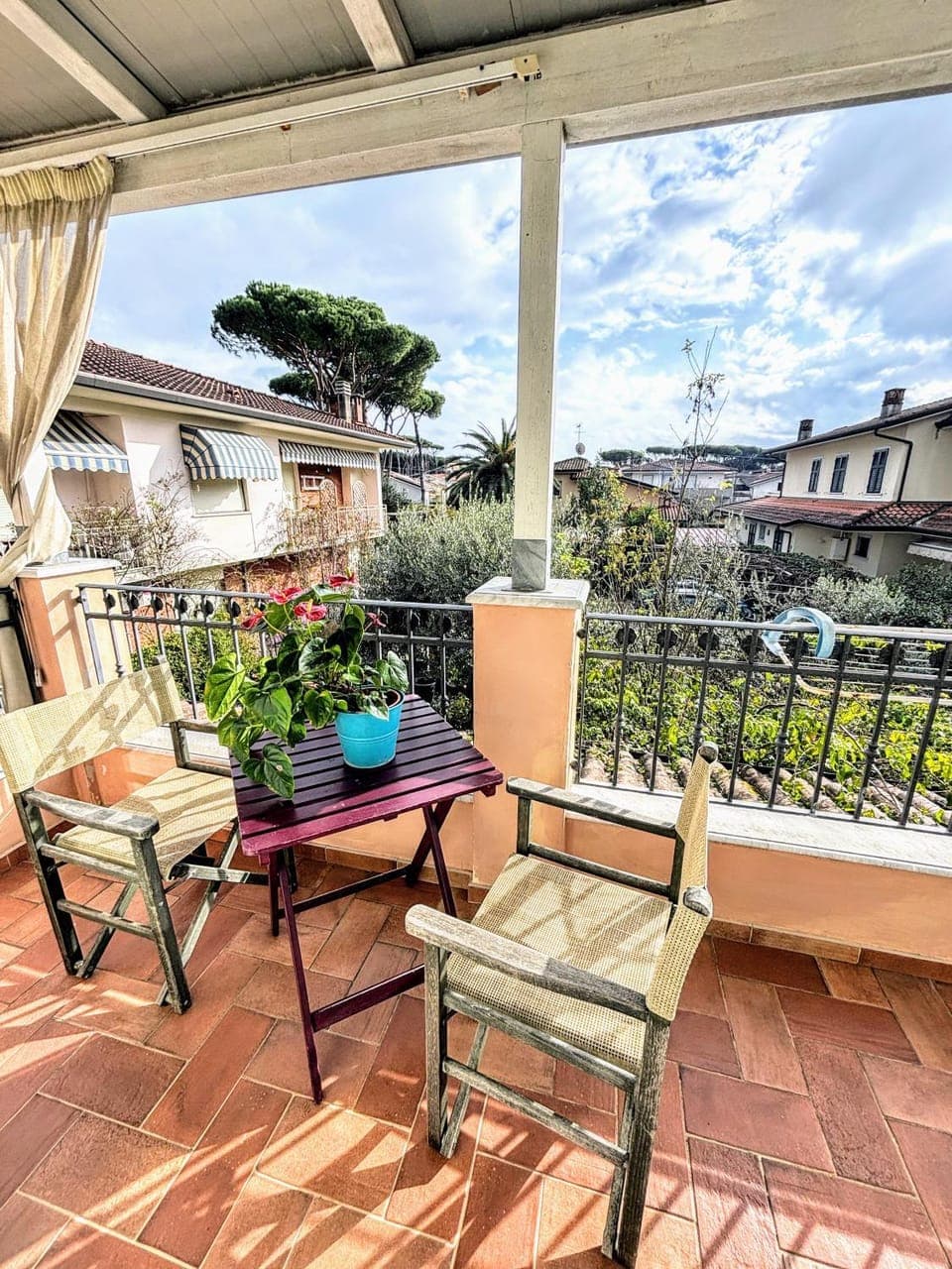 Property building, Patio, Day, Garden, View (from property/room), Balcony/Terrace, Living room, Seating area, Dining area, Garden view