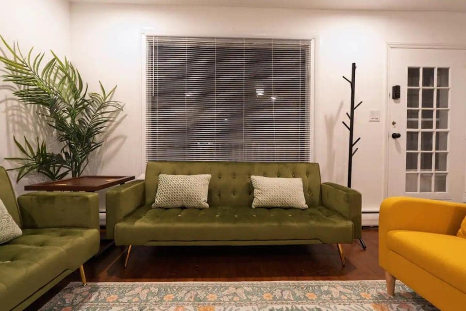 Two Bedroom house in Skokie with full kitchen and parking House in Skokie