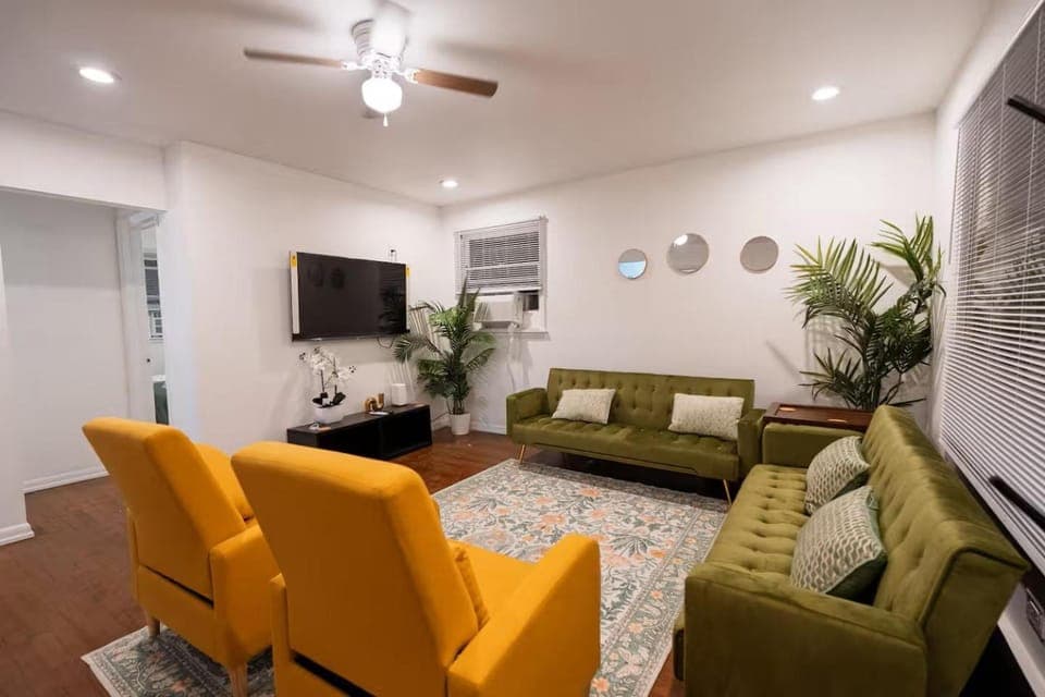 Two Bedroom house in Skokie with full kitchen and parking House in Skokie