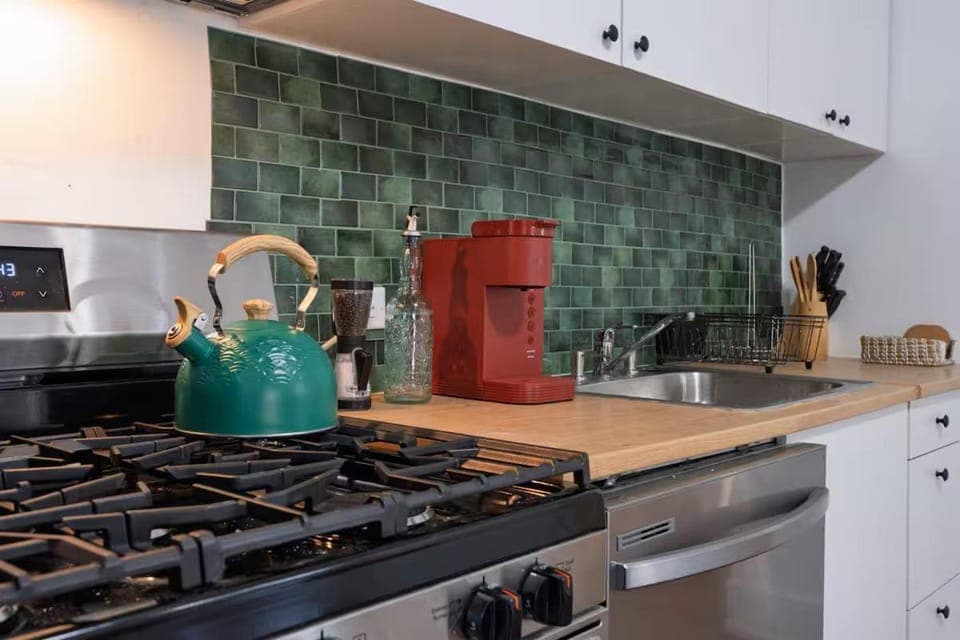 Coffee/tea facilities, Kitchen or kitchenette, stove