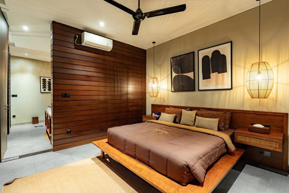 Bed, Seating area, Bedroom, air conditioner