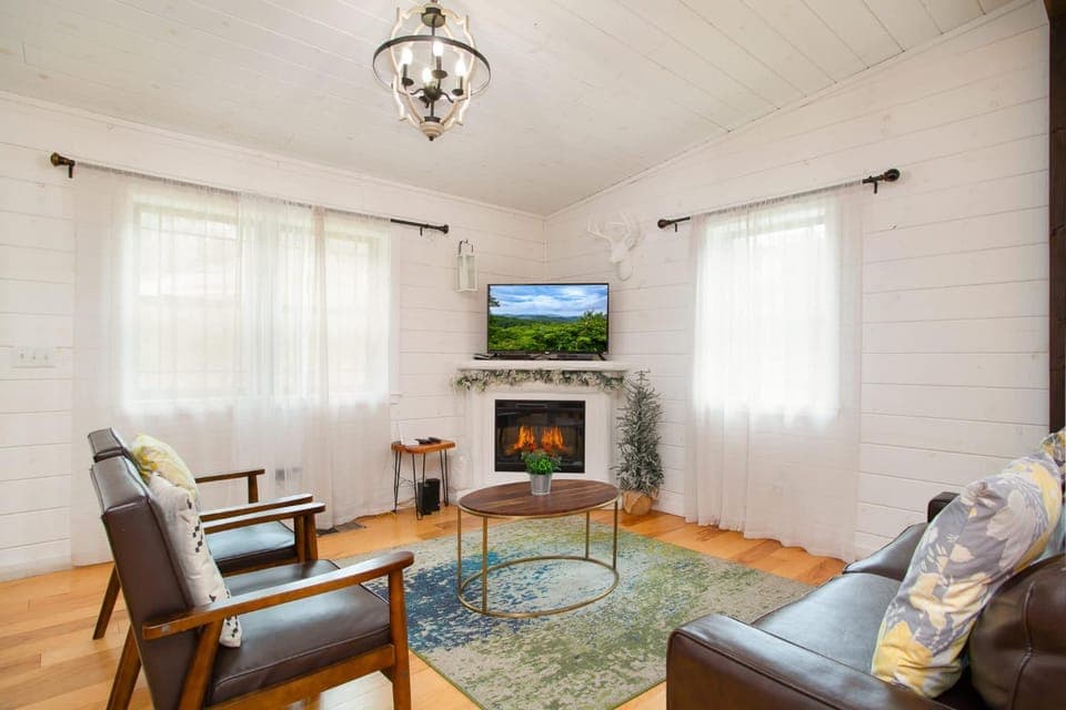 2BR Retreat - Hot Tub Near Dollywood & Pkwy House in Pigeon Forge