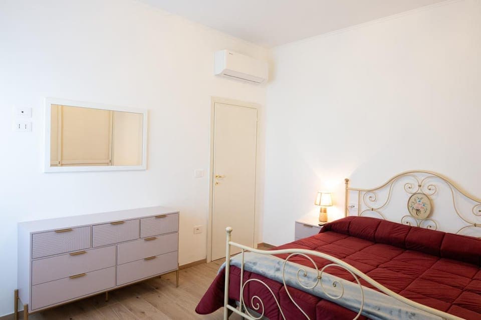 Bed, Photo of the whole room, Bedroom, wardrobe, air conditioner