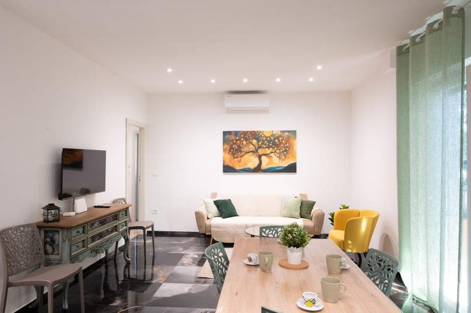 TV and multimedia, Living room, Seating area, Dining area