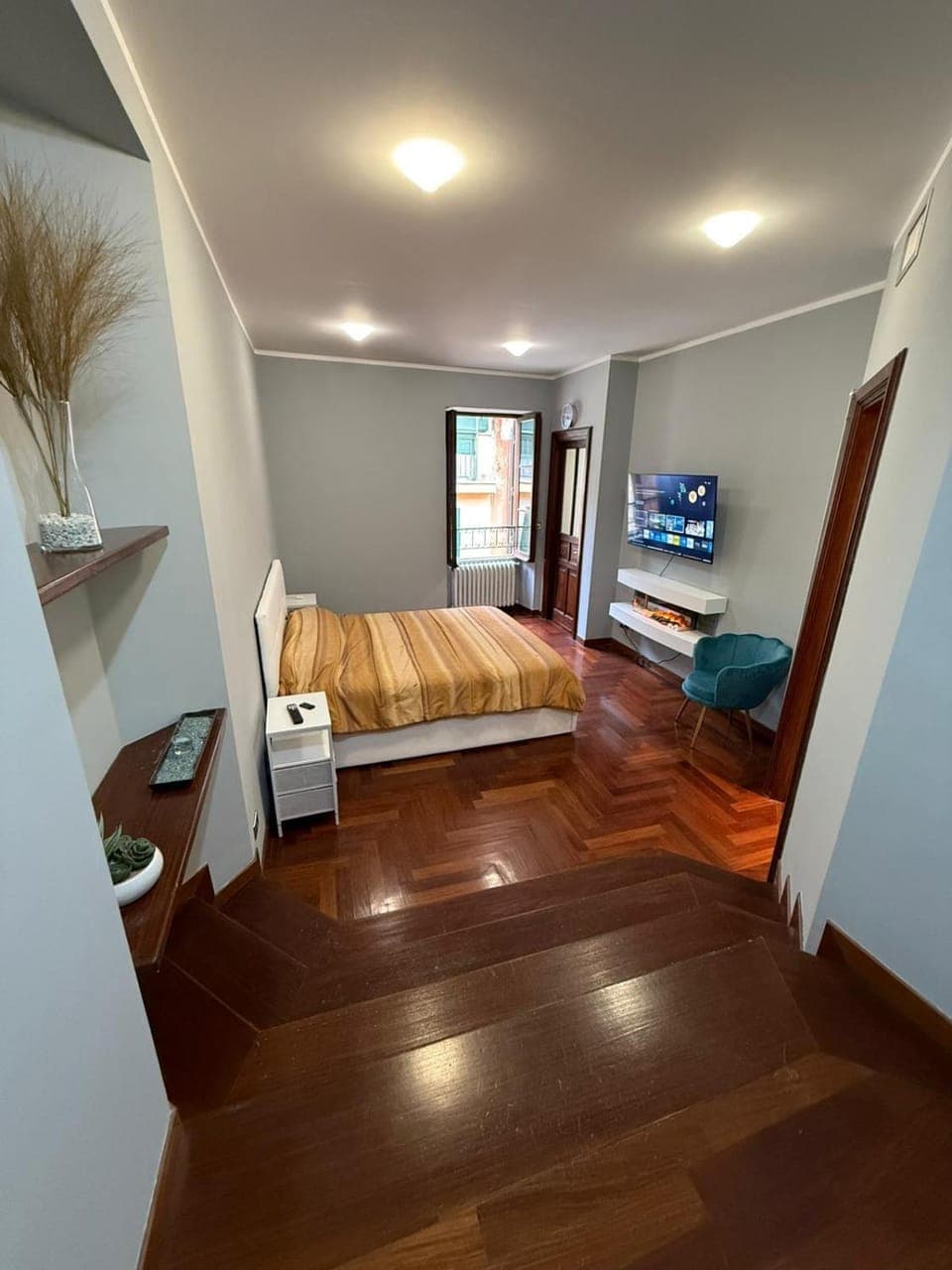 Bed, TV and multimedia, Photo of the whole room, Bedroom