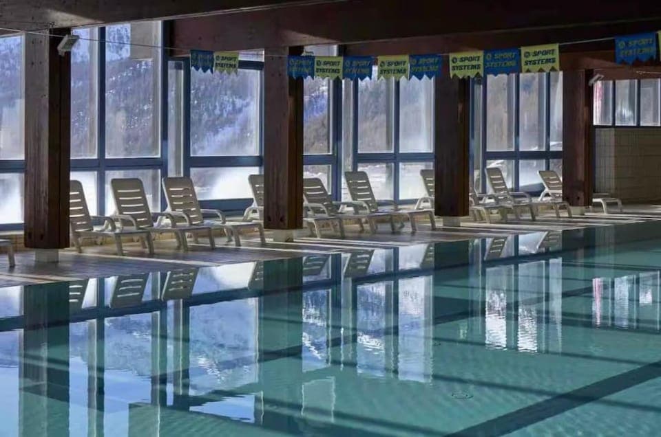 Swimming pool, sunbed